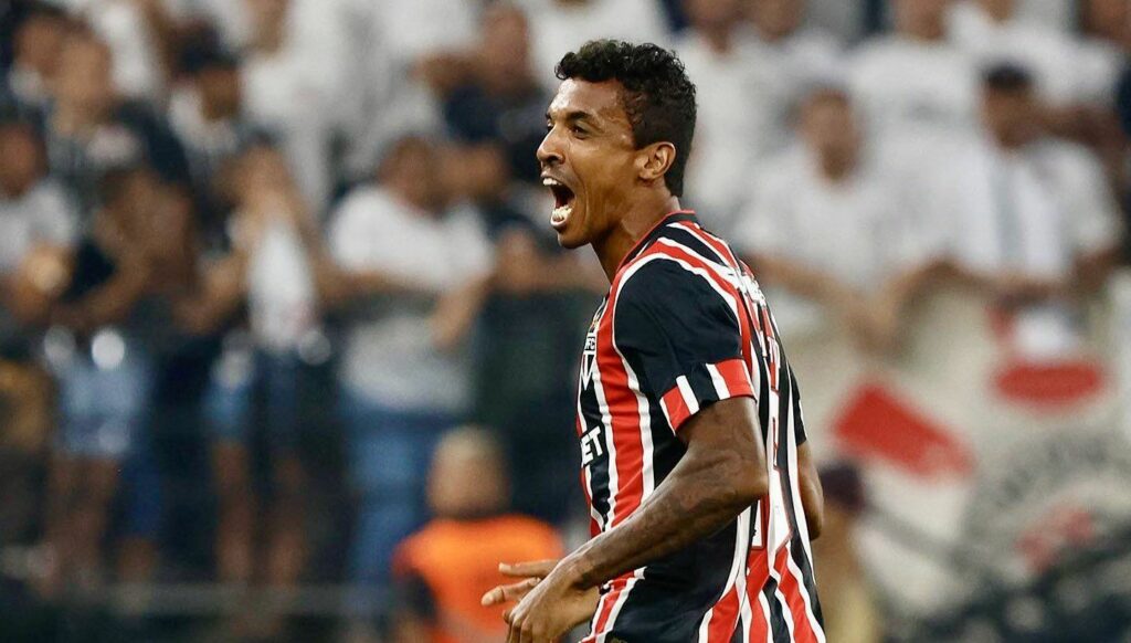 Luiz Gustavo volta ao São Paulo após lesão e fala