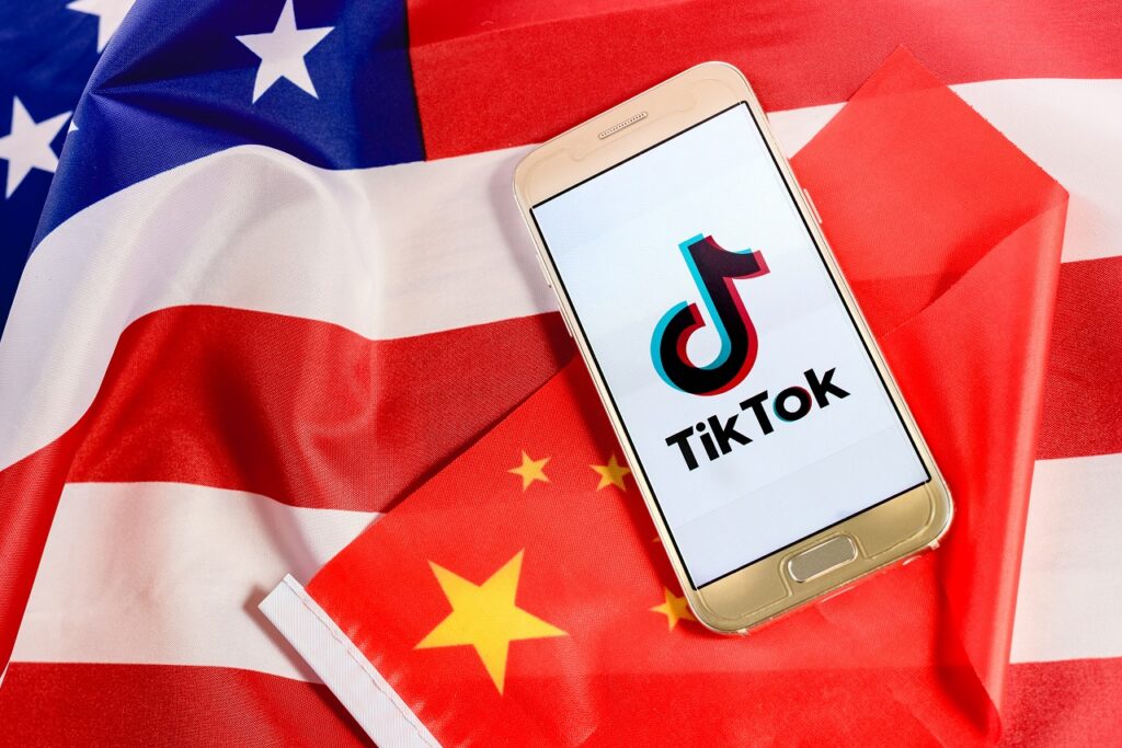 Maioria dos americanos vê TikTok como ferramenta de influência da