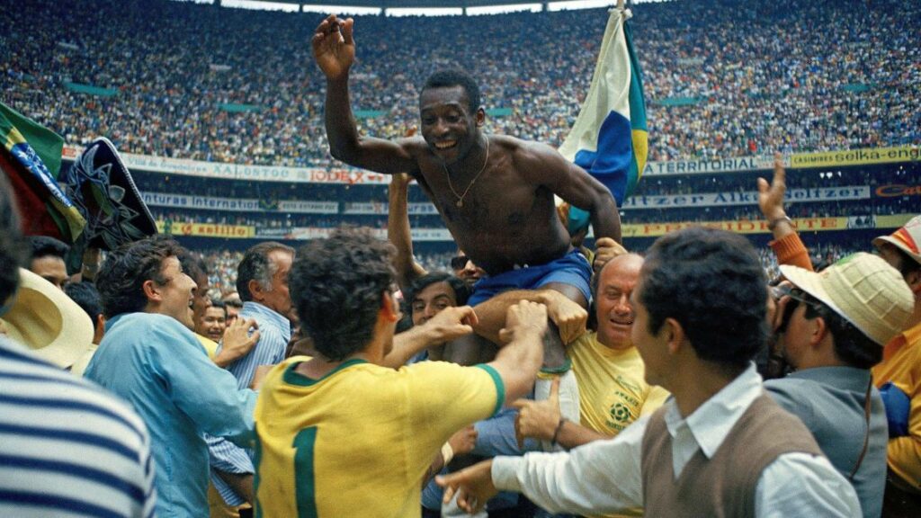 Mais da metade dos torcedores brasileiros consideram Pelé o maior