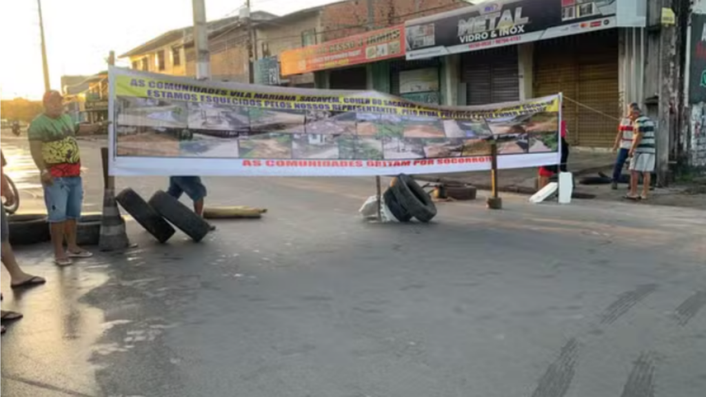 Manifestantes interditam os dois sentido da Avenida dos Africanos, em