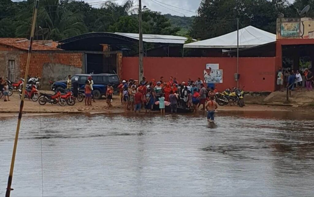 Menino de 8 anos morre afogado em rio no interior