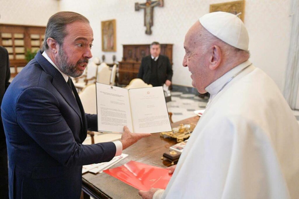 Ministro Alexandre Silveira entrega para papa Francisco os “dez mandamentos