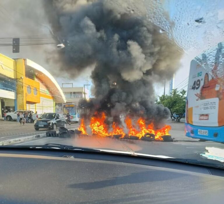 Moradores interditam Avenida São Luís Rei de França em protesto