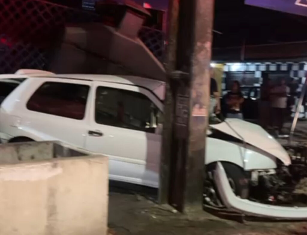 Motorista perde controle e carro atinge loja e poste na