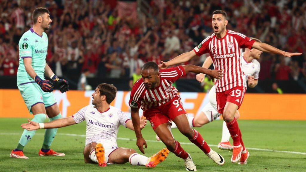 Olympiacos bate a Fiorentina e conquista o título da Conference