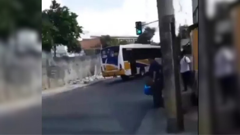 Ônibus são atacados e utilizados como barreiras na Zona Norte