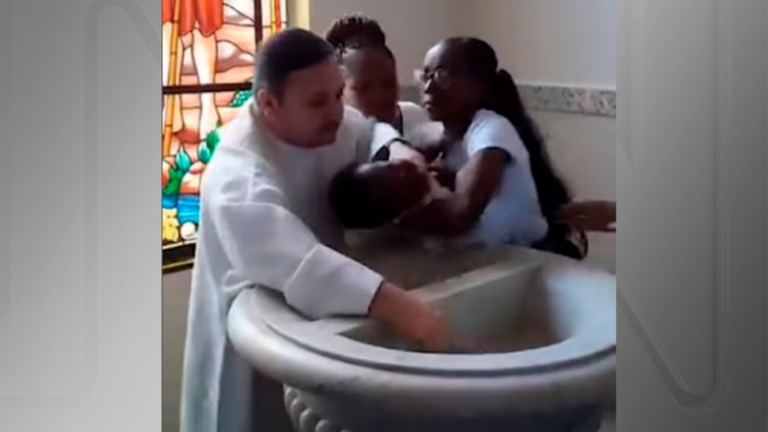 Padre dá puxão em bebê durante batizado no RJ