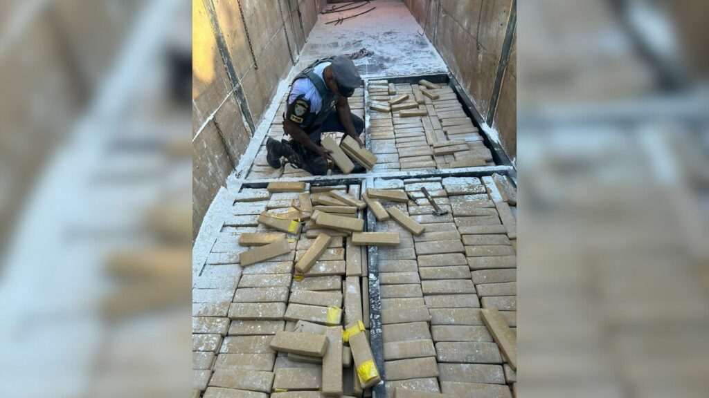 Polícia apreende uma tonelada de maconha em caminhão no interior