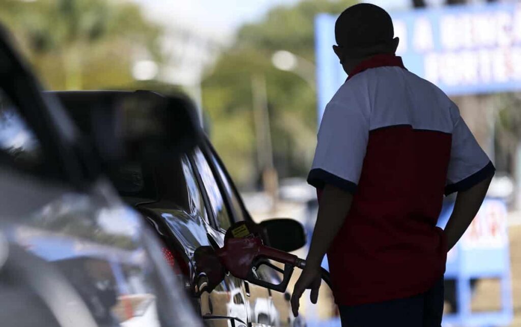 Preço da gasolina caiu 11,6% nas refinarias da Petrobras após