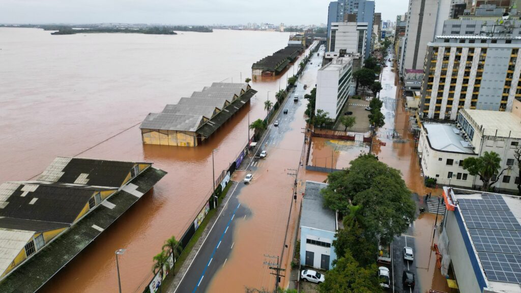 Prefeitura de Porto Alegre pede evacuação de bairro após dique