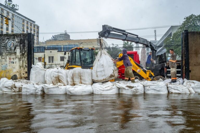 Prefeitura de Porto Alegre utiliza sacos de areia para conter