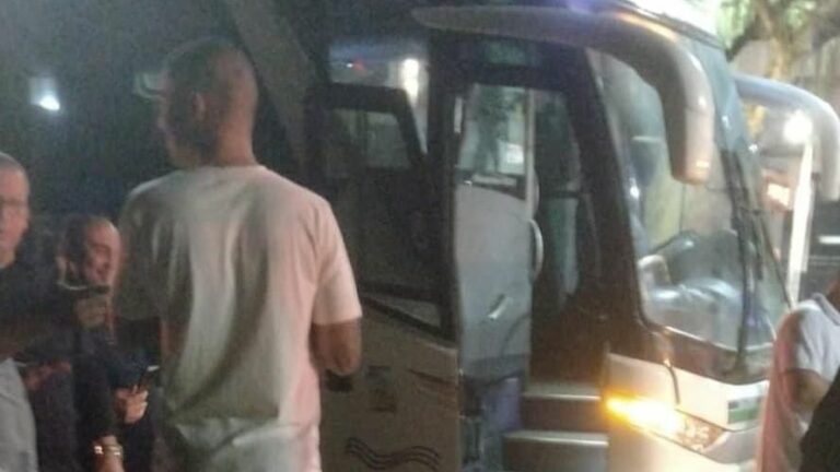 RJ: ônibus com policiais militares é assaltado e um suspeito