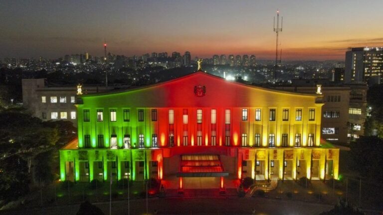 Sede do governo de SP é iluminada em solidariedade ao