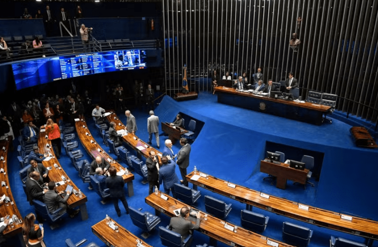 Senado aprova reajuste salarial para diversas categorias de servidores públicos;