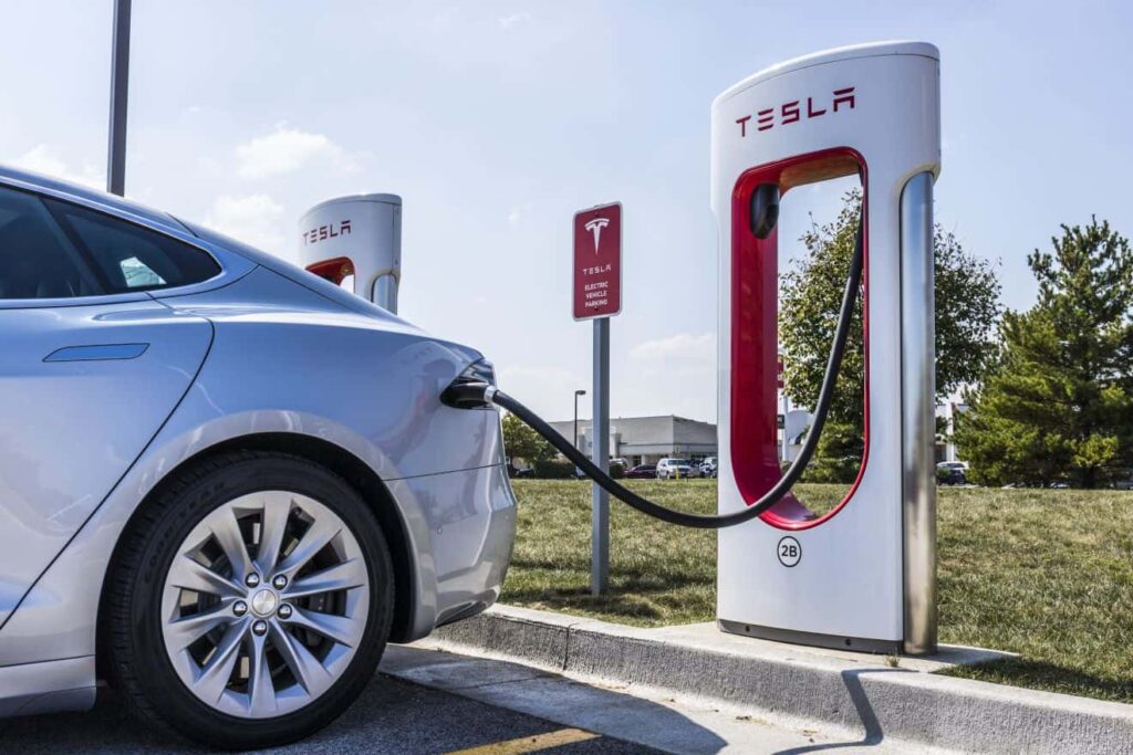 Tesla quer recontratar funcionários demitidos da equipe do Supercharger