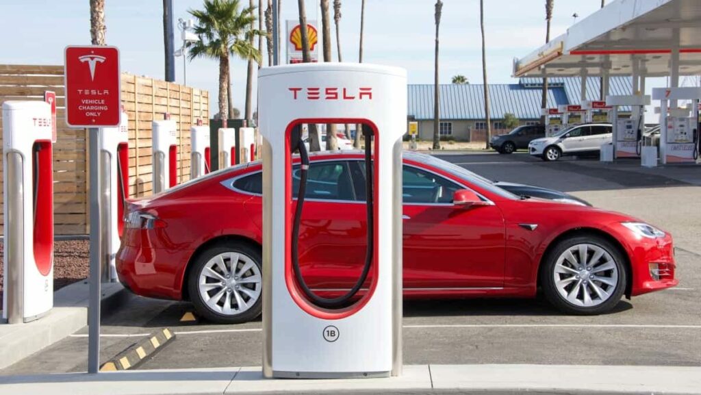 Tesla vai gastar US$ 500 milhões em Superchargers após demissões,