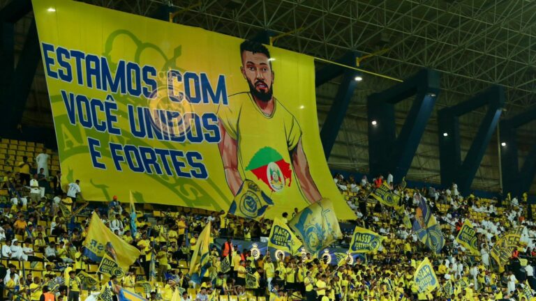 Torcida do Al-Nassr faz bandeirão com mensagem de apoio ao