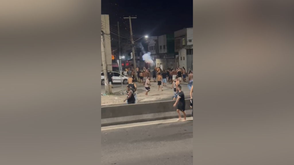 Torcidas do Corinthians e Flamengo entram em confronto após jogo