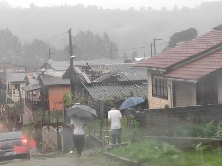 Tornado atinge cidade de Cambará do Sul, no RS, deixando