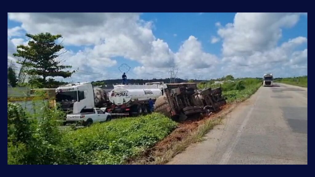 Trecho na BR-135 é liberado após acidente com caminhão-tanque