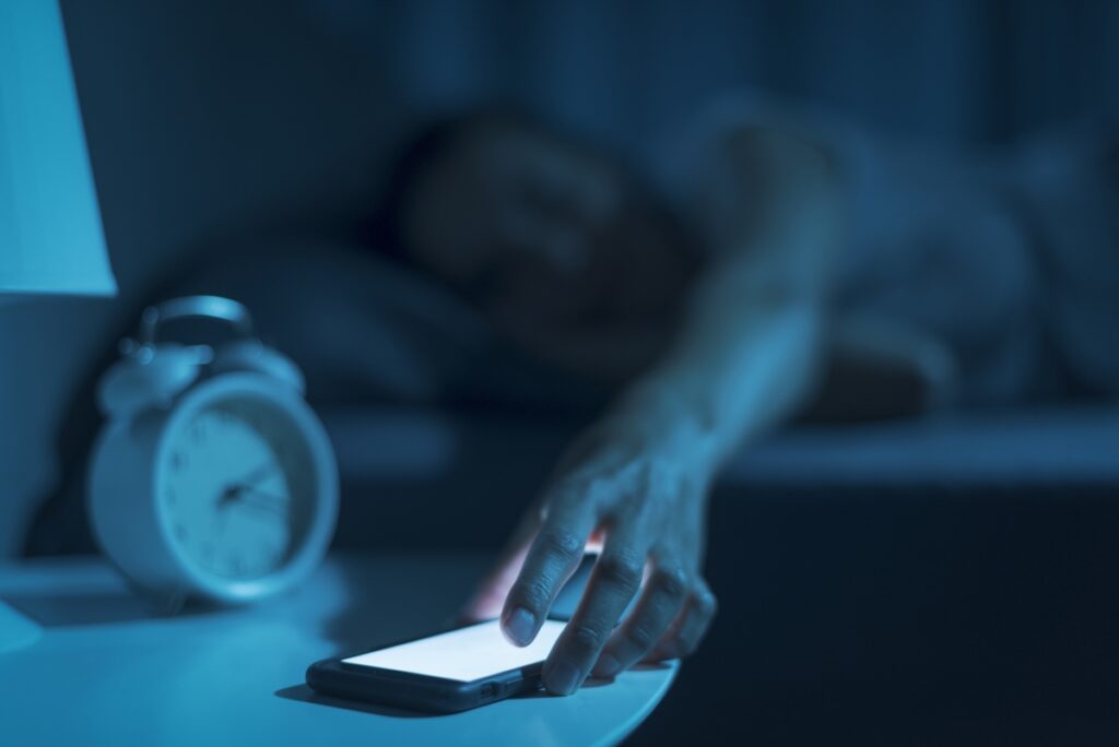 Usar o celular antes de dormir pode não ser tão