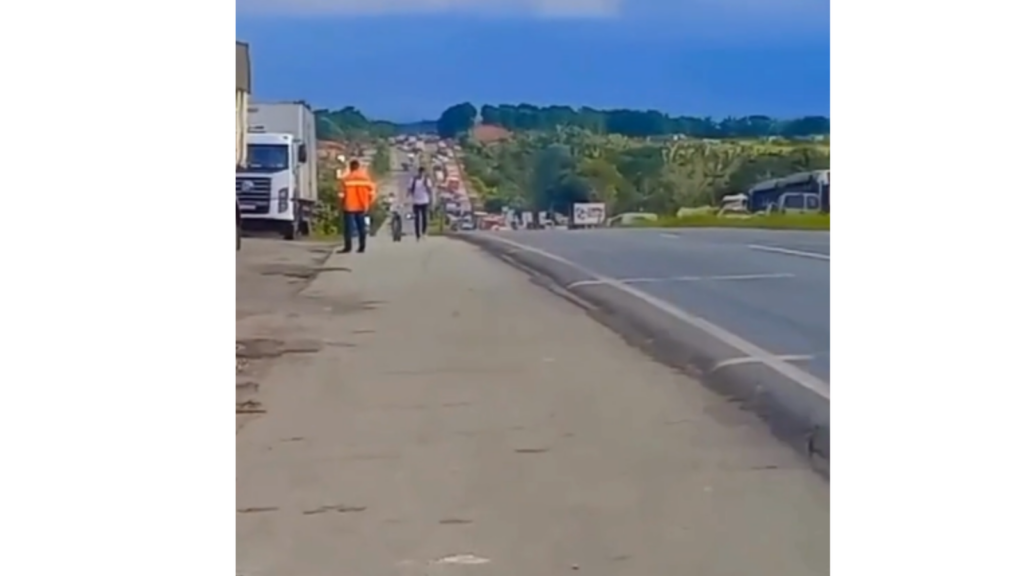 VÍDEO: Acidente com carro-tanque deixa trânsito parado na entrada de