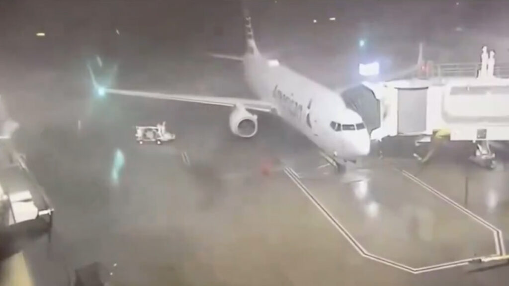 VÍDEO: Vento de 150 km/h arrasta avião em aeroporto no