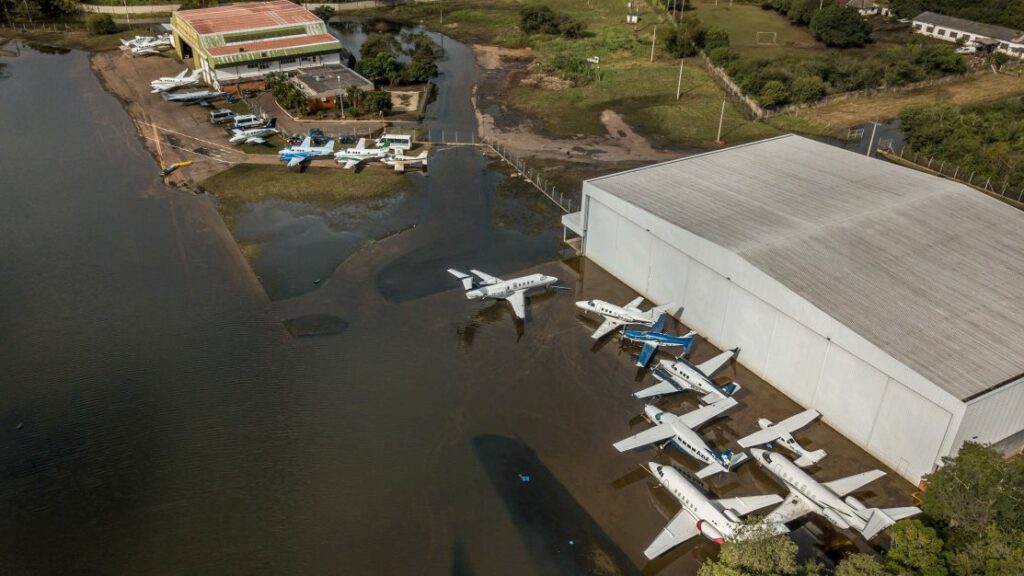 Veja novas imagens do aeroporto de Porto Alegre, fechado desde