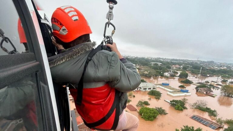 Veja resgates dramáticos na Orla do Guaíba após forte cheia