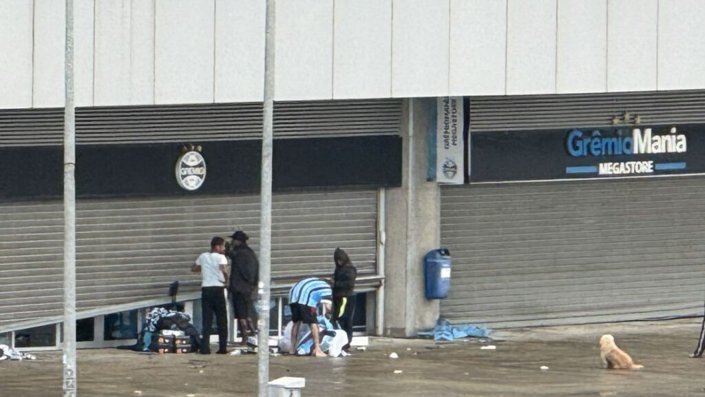 Vídeo: Com Arena alagada, loja do Grêmio é saqueada