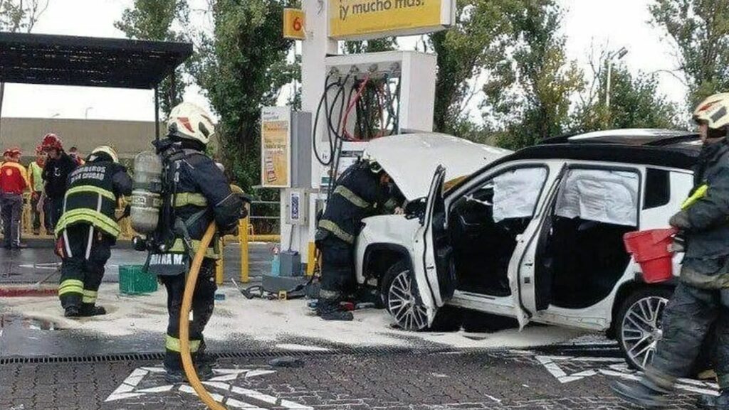 Vídeo: Jogador argentino bate carro em bomba de posto e