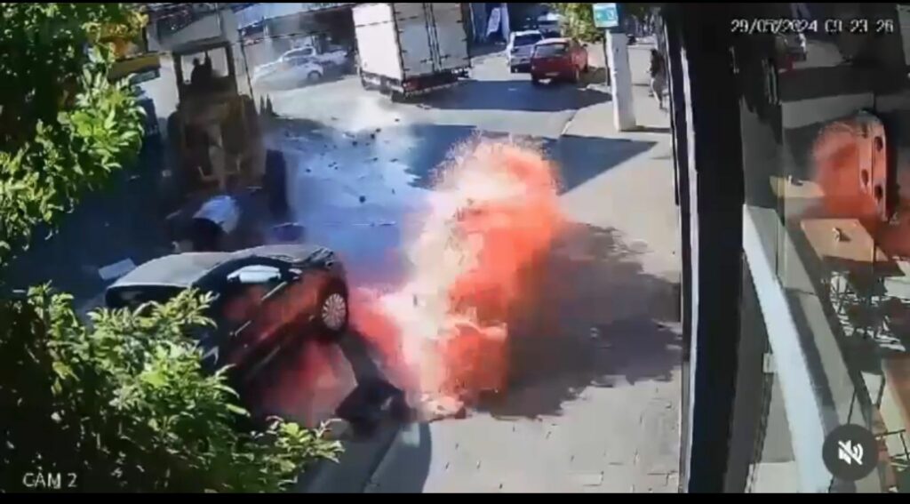 Vídeo: Trator desgovernado atinge bomba de combustíveis em MG; veja