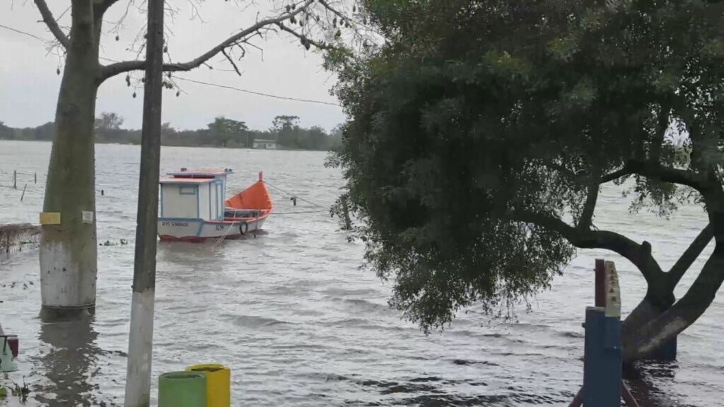 Vídeo: canal São Gonçalo atinge o maior nível desde 1941