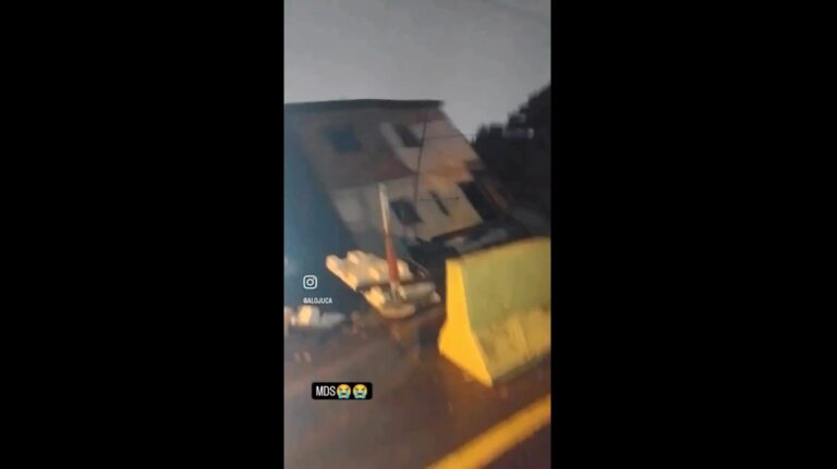 Vídeo: casa desaba e cai em encosta na região metropolitana