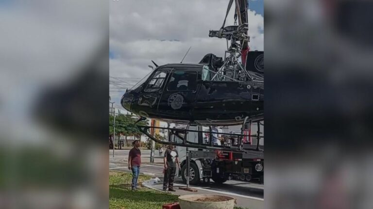 Vídeo: helicóptero da PM bate em placa de trânsito durante