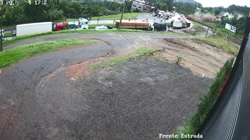 Vídeos: grande deslizamento de terra atinge rodovia no RS; dois