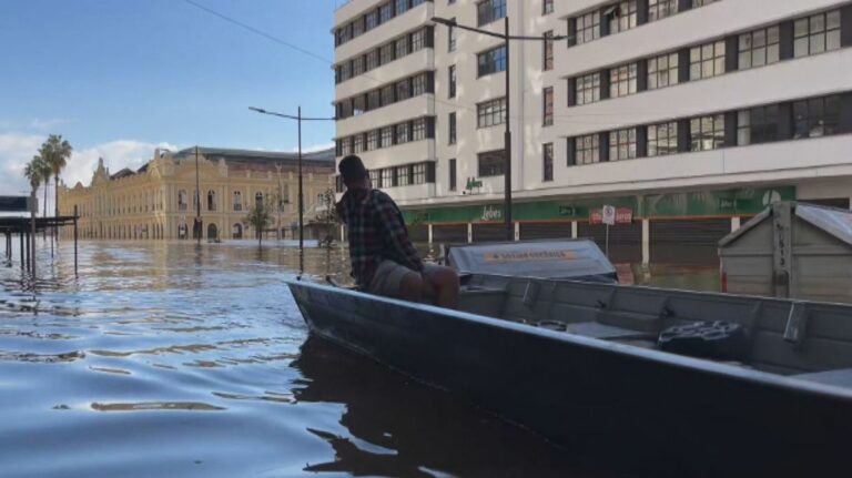 Voluntários relatam falta de barcos e coletes para resgates em