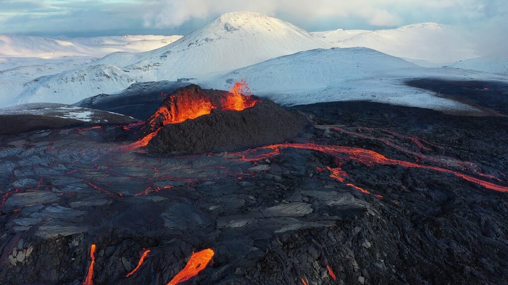 Vulcão na Islândia entra em erupção pela 5ª vez desde