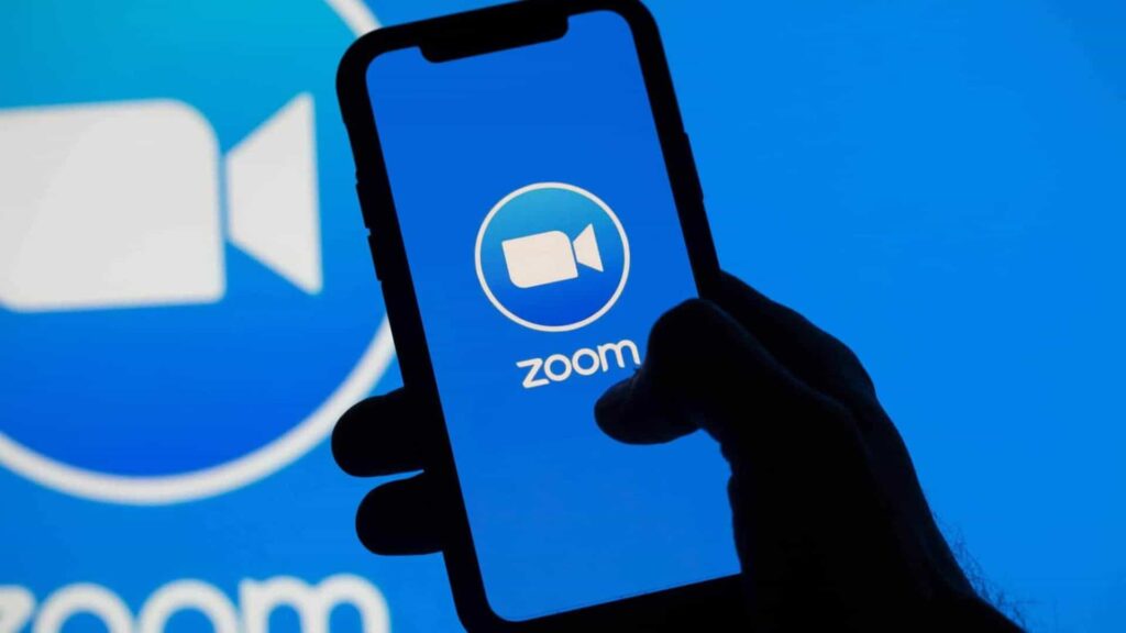 Zoom eleva previsão de lucros com aposta em IA 