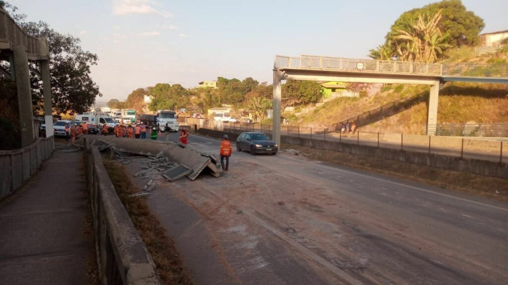 Acidente com carreta derruba passarela de pedestres em rodovia da