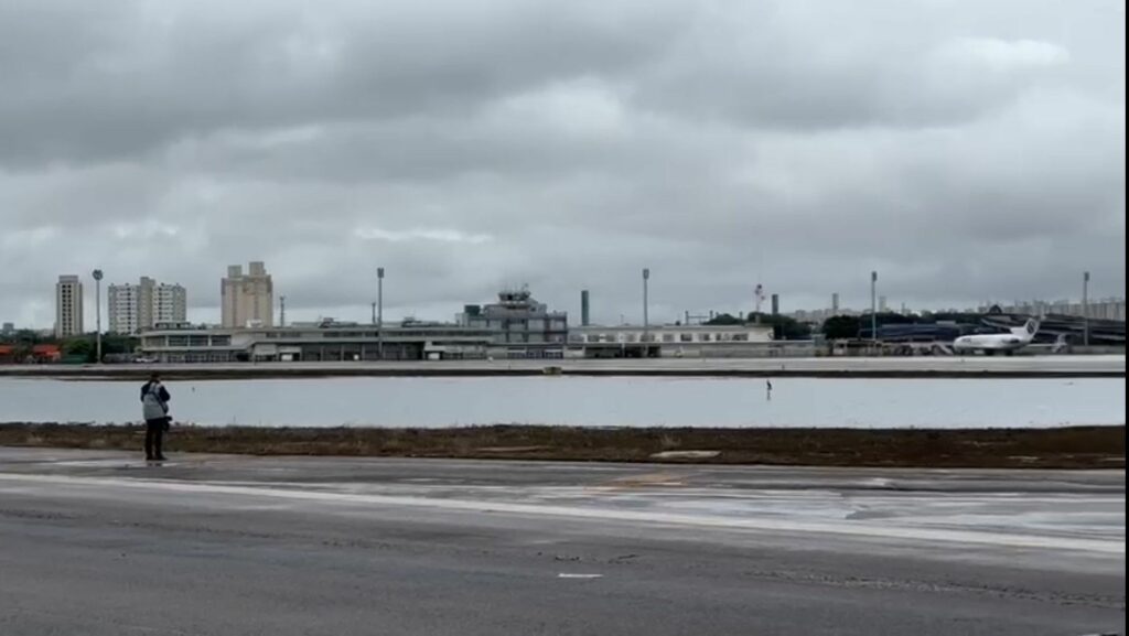 Aeroporto de Porto Alegre deve ser reaberto só em dezembro,