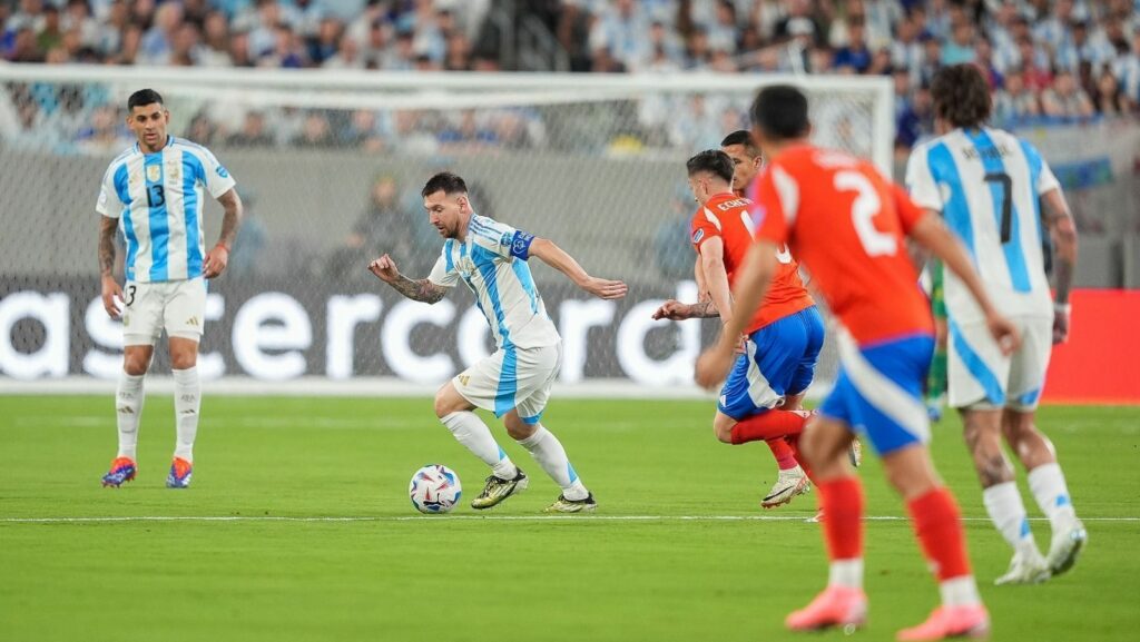 Argentina vence o Chile e garante classificação para as quartas