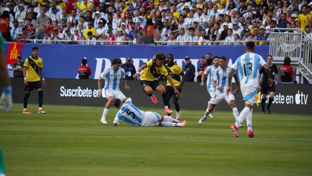 Argentina vence o Equador com gol de Di María