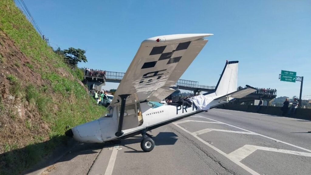 Avião de pequeno porte realiza pouso de emergência na Régis