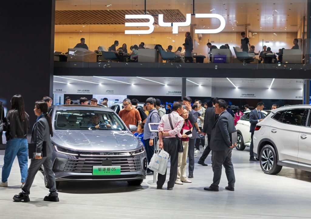 BYD vai lançar concorrente do Corolla no Brasil; veja qual