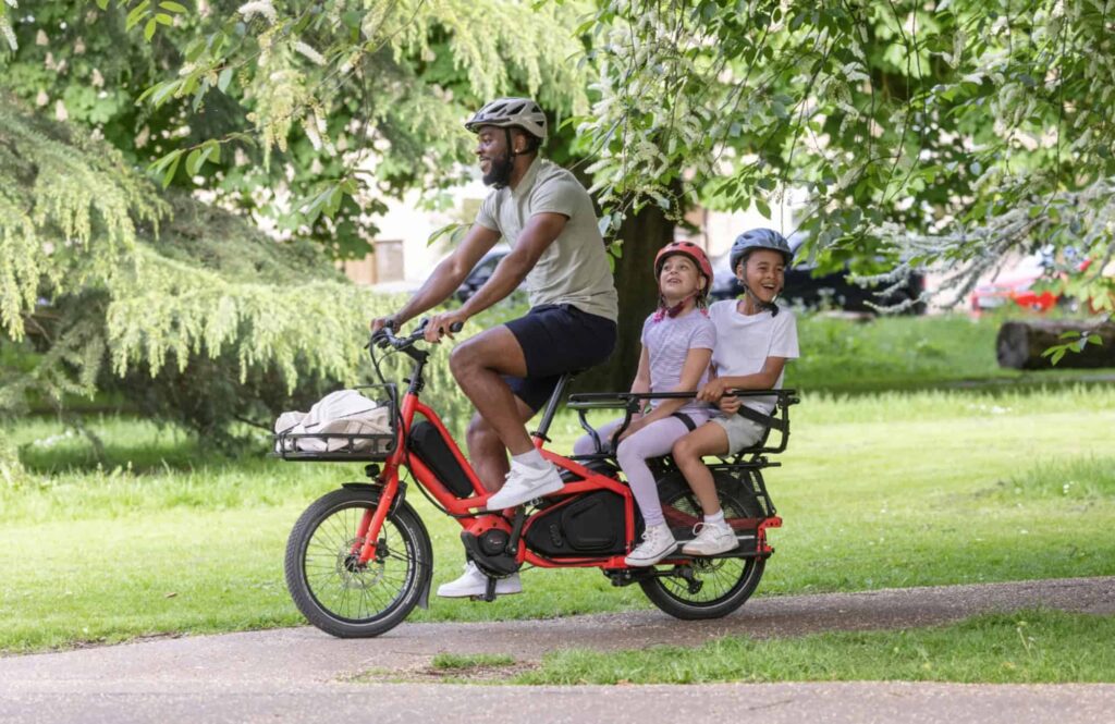 Bicicleta elétrica para família transporta até 3 pessoas ao mesmo