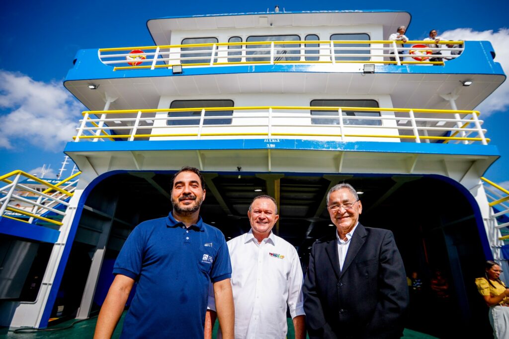 Brandão entrega mais um ferryboat para travessia entre a Ponta