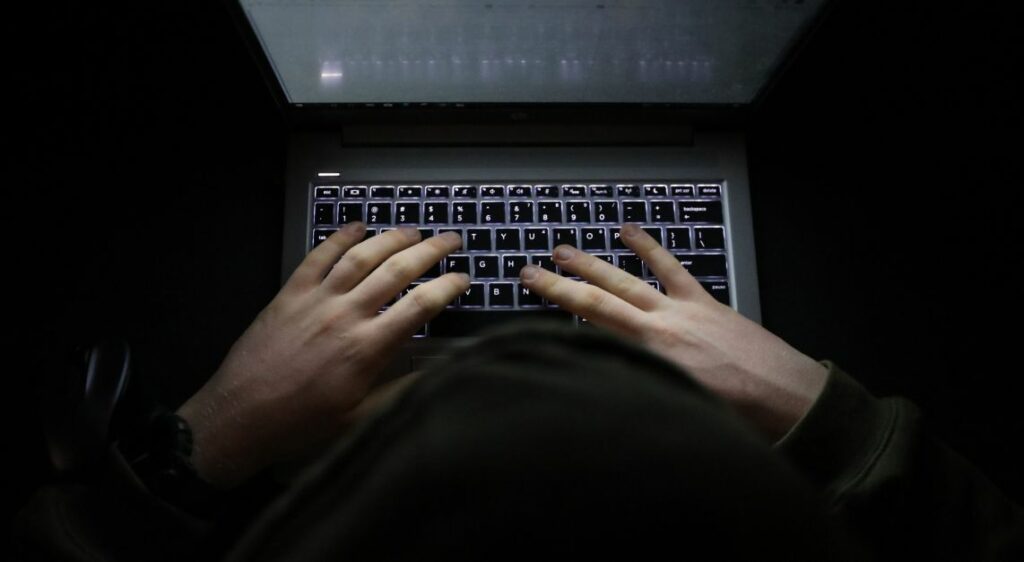 Brasil registra quase duas mil denúncias de “stalking” nos primeiros