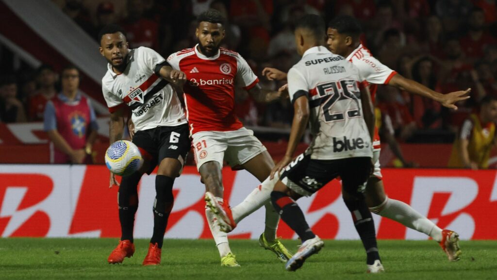 CBF divulga análise do VAR em gol anulado de Calleri,