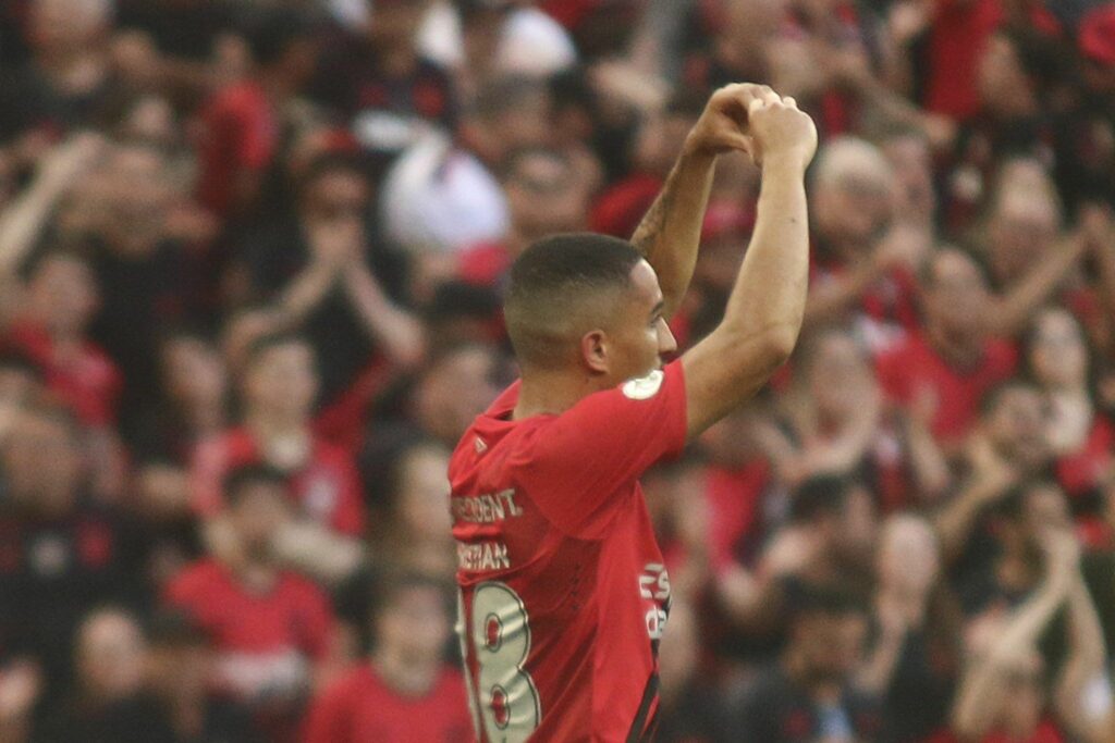 Cacá marca no fim e Corinthians arranca empate com Athletico-PR